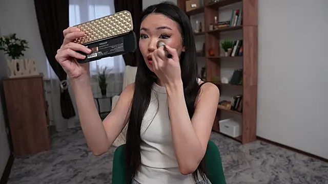 Snapshot of OnieClose chatting on December 3, 2025, 8:00 am OnieClose online show from December 3, 2025, 8:00 am