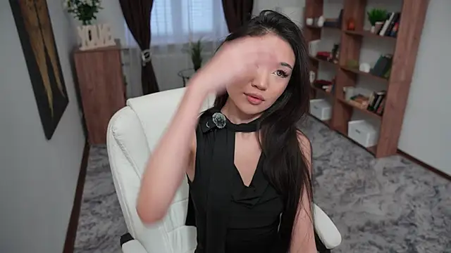 Snapshot of OnieClose chatting on December 5, 2025, 7:50 am OnieClose online show from December 5, 2025, 7:50 am