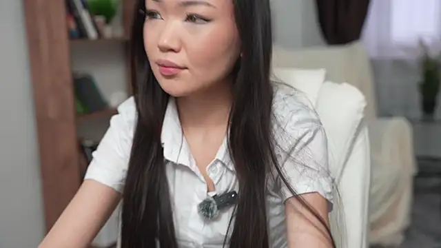 Snapshot of OnieClose chatting on December 14, 2025, 7:36 am OnieClose online show from December 14, 2025, 7:36 am