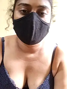 Snapshot of girl999 chatting on November 2, 2025, 9:44 am girl999 online show from November 2, 2025, 9:44 am