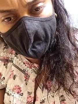 Snapshot of girl999 chatting on February 6, 2026, 6:33 pm girl999 online show from February 6, 2026, 6:33 pm