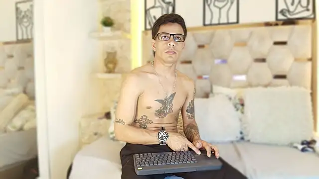 Snapshot of Andrew_Haalls chatting on November 26, 2025, 8:32 pm Andrew Haalls online show from November 26, 2025, 8:32 pm