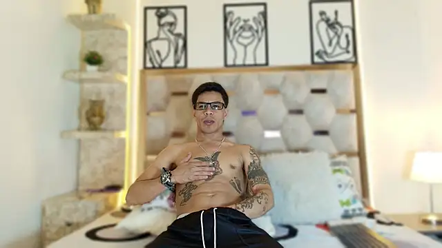 Snapshot of Andrew_Haalls chatting on November 30, 2025, 9:30 pm Andrew Haalls online show from November 30, 2025, 9:30 pm