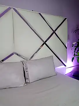 SweetPetiite online show from November 6, 2025, 12:28 pm