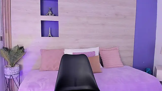 Hillary hott online show from November 8, 2025, 1:33 pm