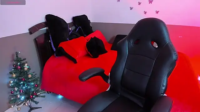 Snapshot of Monserrat_Cute_ chatting on December 18, 2025, 12:27 am Monserrat Cute online show from December 18, 2025, 12:27 am