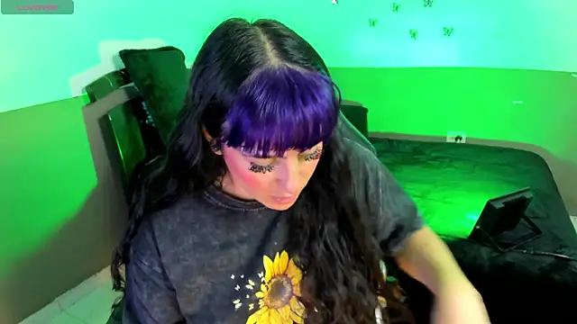 Snapshot of Monserrat_Cute_ chatting on February 19, 2026, 2:40 am Monserrat Cute online show from February 19, 2026, 2:40 am