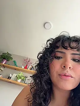 SugarTroubl33 online show from November 22, 2025, 1:43 pm