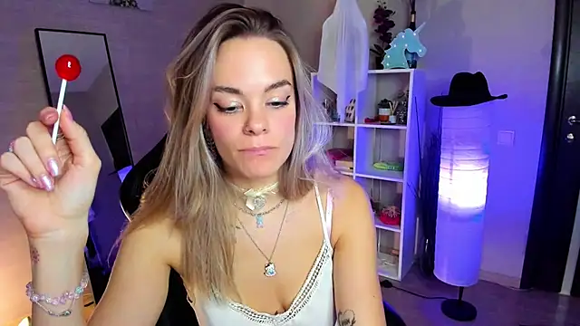 Isabella Lure online show from November 12, 2025, 8:37 am