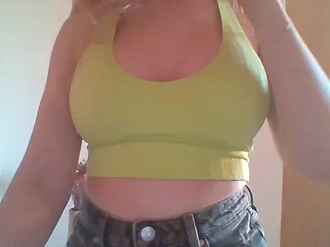 Snapshot of CandyBeeZZ chatting on October 27, 2025, 2:43 pm CandyBeeZZ online show from October 27, 2025, 2:43 pm