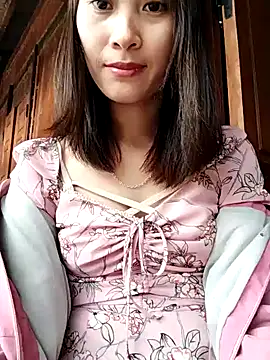 Snapshot of Em_xinh01 chatting on November 5, 2025, 6:35 am Em xinh01 online show from November 5, 2025, 6:35 am