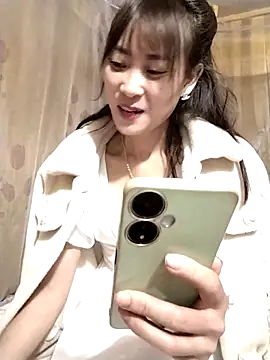 Snapshot of Em_xinh01 chatting on December 2, 2025, 1:33 am Em xinh01 online show from December 2, 2025, 1:33 am