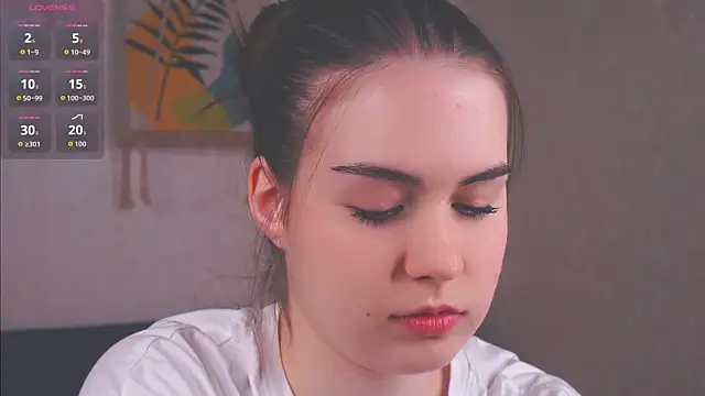 LoreeScialdone online show from November 13, 2025, 4:39 pm