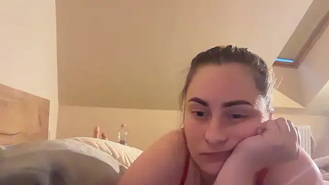 Snapshot of EngelHelene chatting on May 1, 2026, 6:12 pm EngelHelene online show from May 1, 2026, 6:12 pm