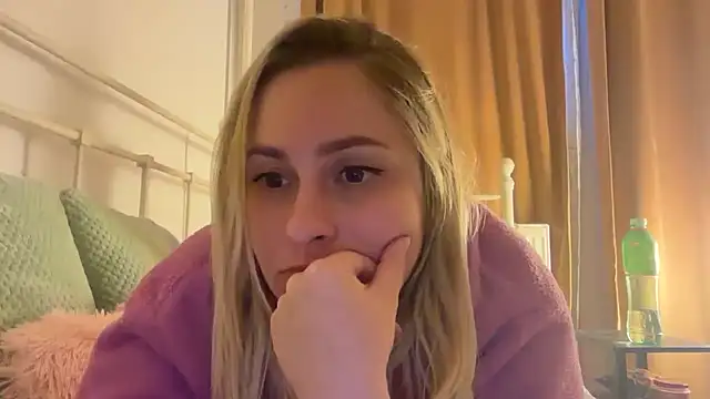 Snapshot of EngelHelene chatting on May 9, 2026, 6:13 pm EngelHelene online show from May 9, 2026, 6:13 pm