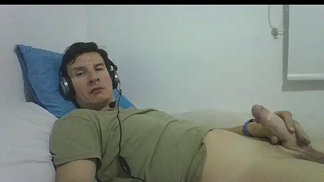 Snapshot of carliesexyman chatting on November 17, 2025, 6:30 am carliesexyman online show from November 17, 2025, 6:30 am