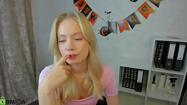 Melanie Ryer online show from October 29, 2025, 1:19 am