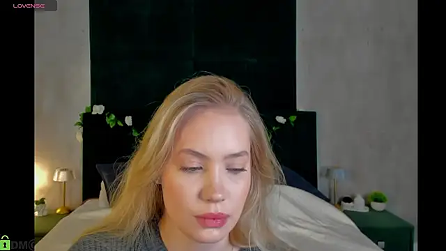 Melanie Ryer online show from December 3, 2025, 1:02 am