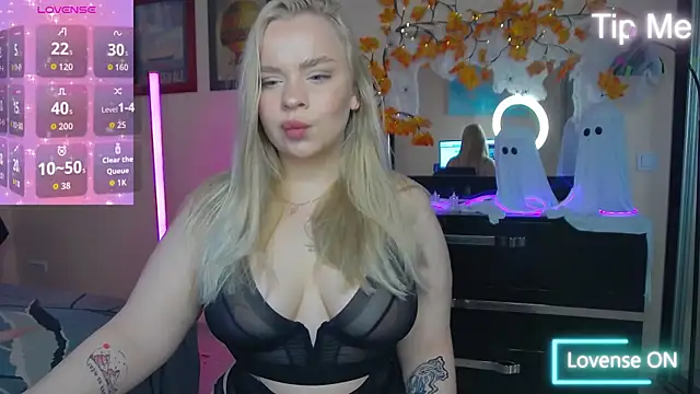 Snapshot of LisaCandy1 chatting on October 31, 2025, 8:04 am LisaCandy1 online show from October 31, 2025, 8:04 am