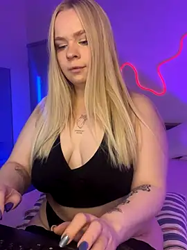 LisaCandy1 online show from December 3, 2025, 4:38 pm