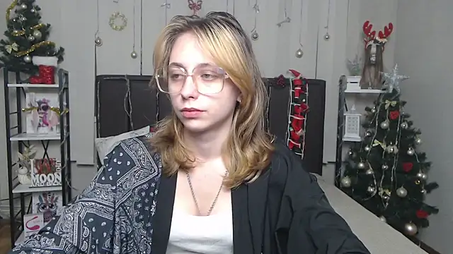 Snapshot of TracyLll chatting on December 21, 2025, 6:20 am TracyLll online show from December 21, 2025, 6:20 am