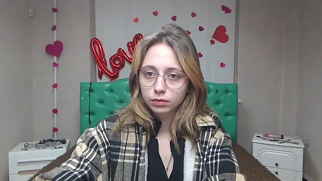 Snapshot of TracyLll chatting on February 16, 2026, 6:31 am TracyLll online show from February 16, 2026, 6:31 am