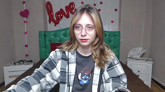 Snapshot of TracyLll chatting on February 25, 2026, 6:12 am TracyLll online show from February 25, 2026, 6:12 am