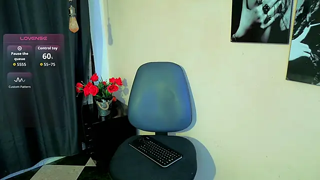 Snapshot of Flor_Gil chatting on December 22, 2025, 6:43 am Flor Gil online show from December 22, 2025, 6:43 am