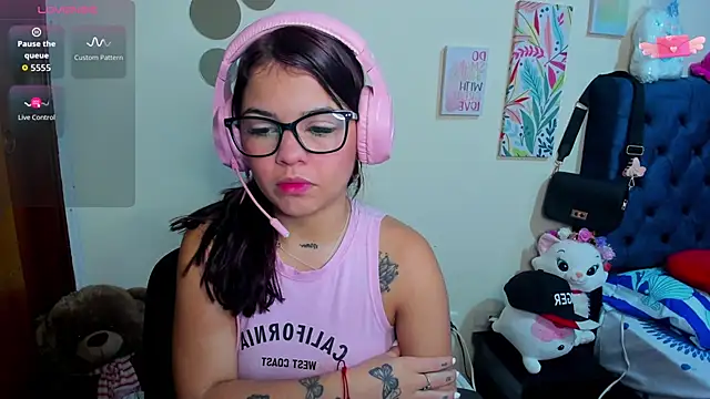 Snapshot of Emma_boo chatting on November 17, 2025, 3:07 pm Emma boo online show from November 17, 2025, 3:07 pm