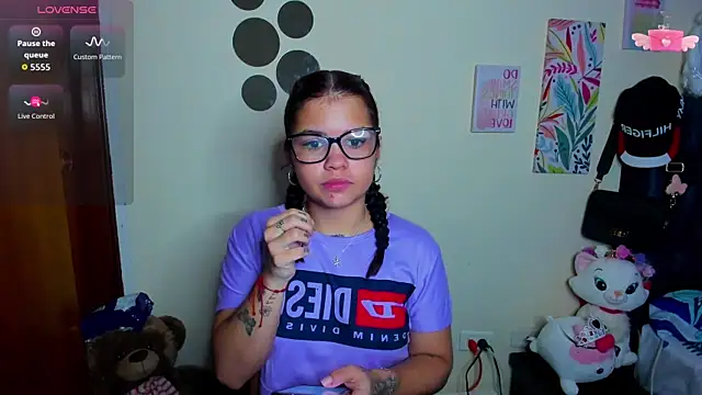 Snapshot of Emma_boo chatting on November 19, 2025, 1:44 pm Emma boo online show from November 19, 2025, 1:44 pm