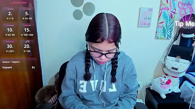 Snapshot of Emma_boo chatting on December 4, 2025, 7:33 pm Emma boo online show from December 4, 2025, 7:33 pm