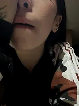 Snapshot of Moon_And_Sunn chatting on December 4, 2025, 2:21 am Moon And Sunn online show from December 4, 2025, 2:21 am