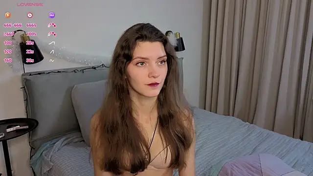 LauraYoungg online show from December 13, 2025, 9:09 pm