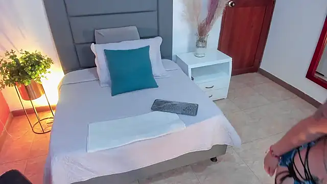 Snapshot of HannaaWells chatting on November 14, 2025, 2:32 am HannaaWells online show from November 14, 2025, 2:32 am