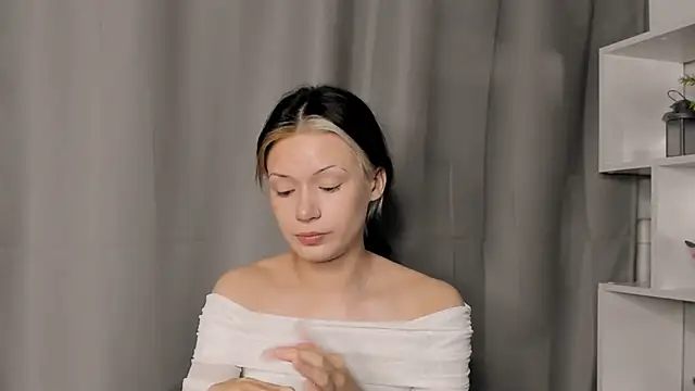 BrandiFraise online show from November 2, 2025, 1:46 pm