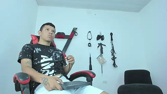 Steven19 LatinBoy online show from November 6, 2025, 11:33 am