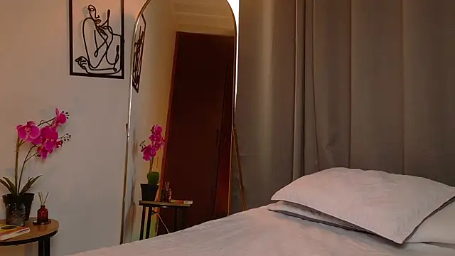 Snapshot of VictoriaNova_ chatting on July 13, 2026, 5:05 pm VictoriaNova online show from July 13, 2026, 5:05 pm