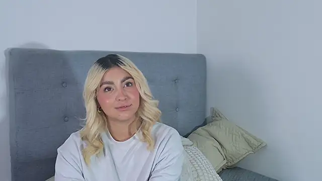 Elina Hills online show from December 3, 2025, 2:04 pm