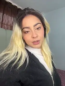 Elina Hills online show from April 23, 2026, 7:05 pm