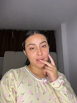 Elina Hills online show from May 24, 2026, 12:04 am