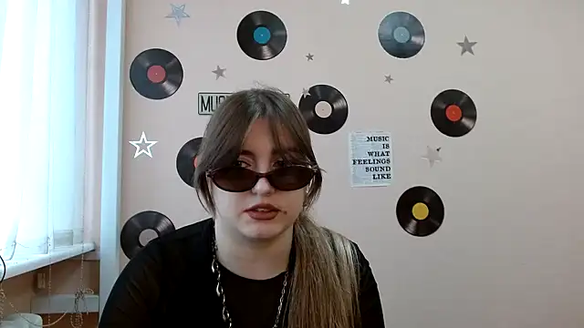 Dance  Queen online show from October 31, 2025, 11:55 am