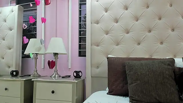 scarlett leblanc  online show from April 17, 2026, 11:57 am