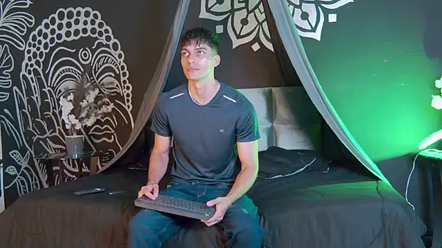 AlessioVitale online show from November 8, 2025, 12:16 pm