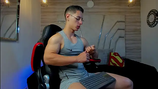 MAXTHOMSON online show from November 21, 2025, 4:44 am