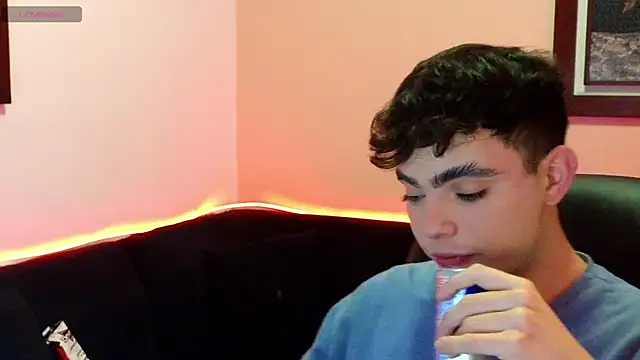 petitegigant33 online show from October 31, 2025, 2:56 am