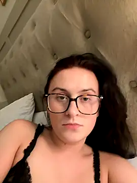 Snapshot of EmLovesxx chatting on November 8, 2025, 12:22 am EmLovesxx online show from November 8, 2025, 12:22 am