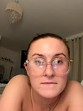 Snapshot of EmLovesxx chatting on November 18, 2025, 8:57 pm EmLovesxx online show from November 18, 2025, 8:57 pm