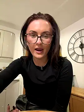 Snapshot of EmLovesxx chatting on November 21, 2025, 12:32 am EmLovesxx online show from November 21, 2025, 12:32 am