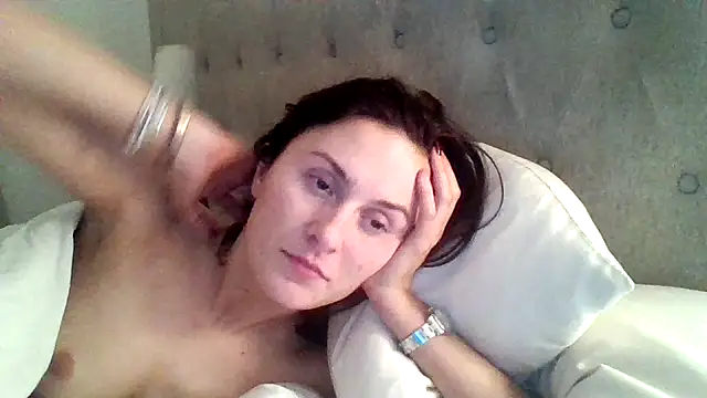 Snapshot of EmLovesxx chatting on December 20, 2025, 6:09 am EmLovesxx online show from December 20, 2025, 6:09 am