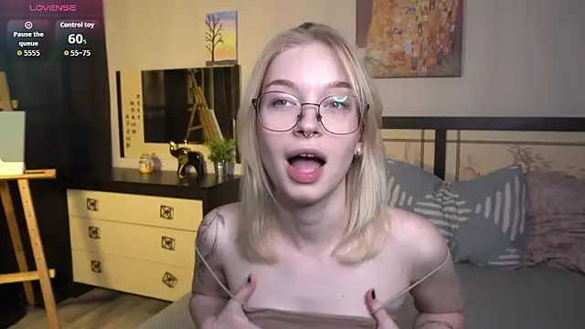 ShanelTunon online show from November 5, 2025, 7:14 pm